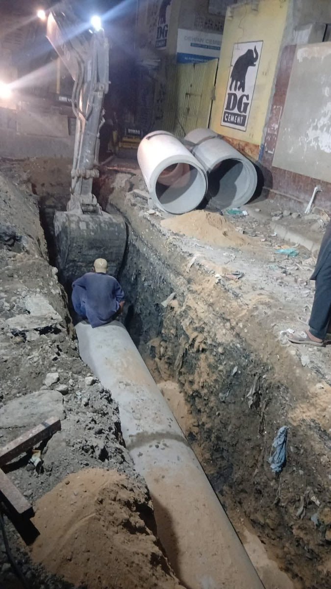 LTP_Official_'s tweet photo. Sewerage pipeline works are in full swing at Shah Waliullah Road, progressing day and night. The Lyari Transformation Project remains committed to delivering for the people of Lyari, with tireless, round the clock execution...! 

#LyariTransfromationProject 

@BBhuttoZardari https://t.co/ubByLgKivx