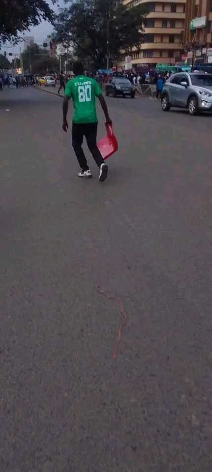 MickyJnr__'s tweet image. In Kenya 🇰🇪

Some fans were seen leaving the stadium with seats after the derby today.

Shocking scenes… 

#AfricanFootball
#Kenya