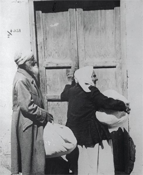 Yemenite Jews fleeing their homes in East Jerusalem during the Palestinian pogroms of 1929. 

Will Palestinians ever return the homes they are illegally occupying? 

Photo: the Ze'ev Vilnai archive.
