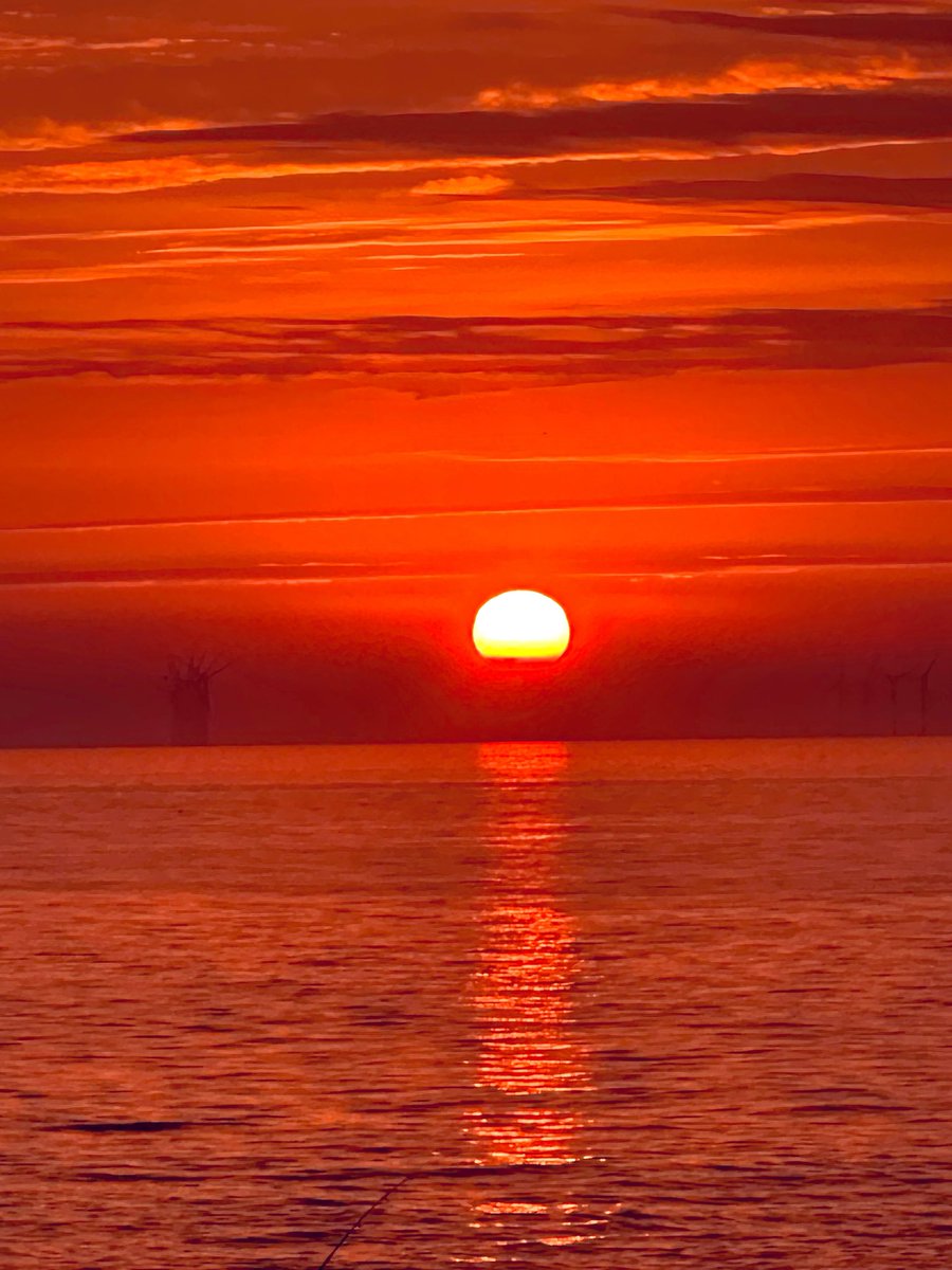 1976_Jessy's tweet image. Another magical sunset on my way home from work!! #NorthWales #SunsetSlut