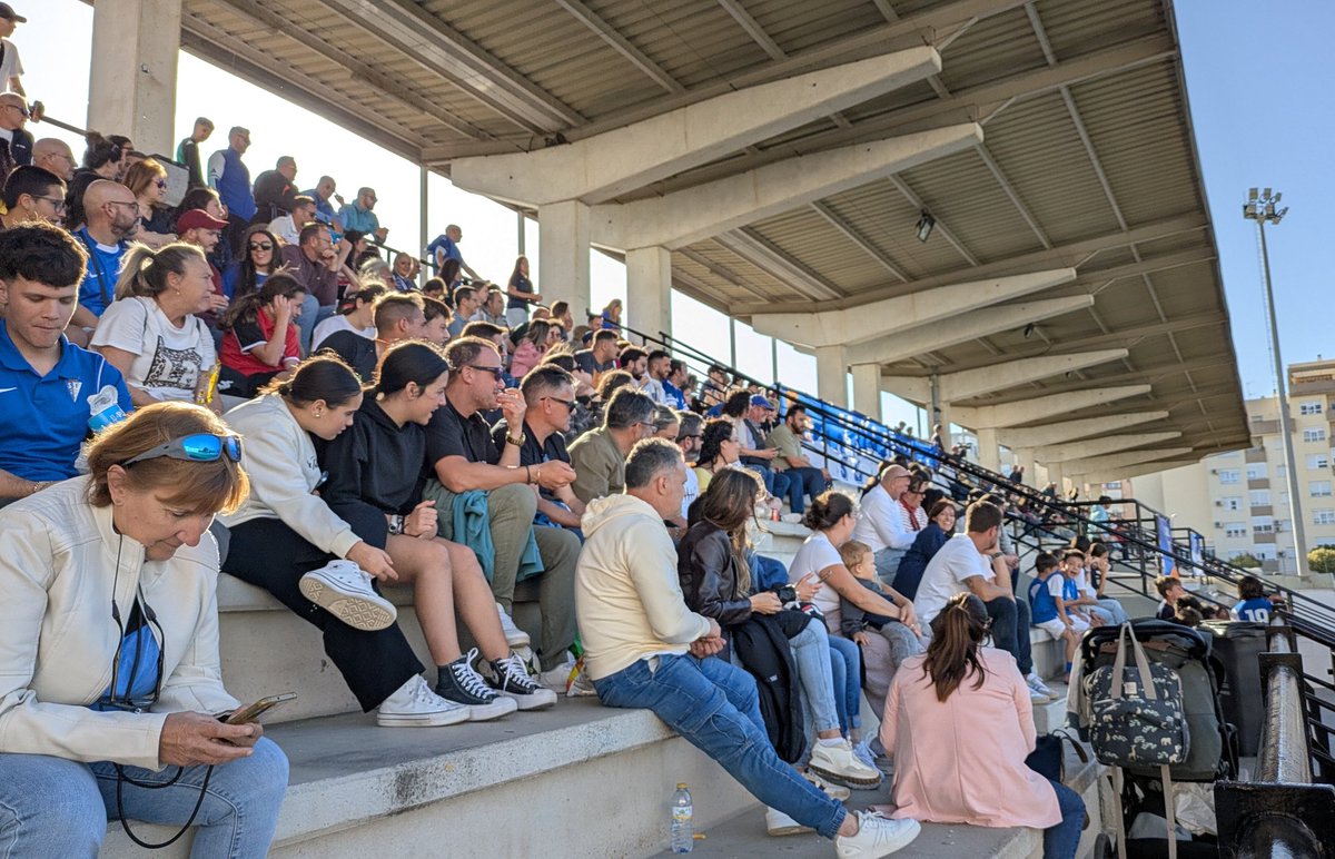 _cdsfemenino's tweet photo. 🏟️🔥 ¡Gran ambiente en el Municipal de Bazán! 

💙 ¡Gracias por alentar al club de toda la vida, cañaíllas! 

#CDSFemenino https://t.co/JfG9HJTa6Q
