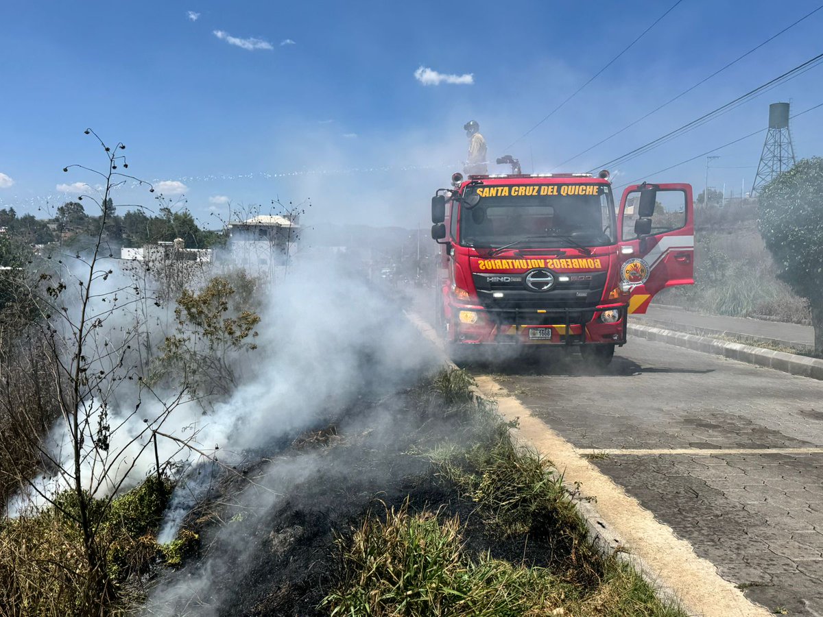 #EUQuiché Incendio forestal que amenazaba varias viviendas en colonia Villa Valeria, controlado y liquidado por Bomberos Voluntarios de la 12a. Cia.  #EU903