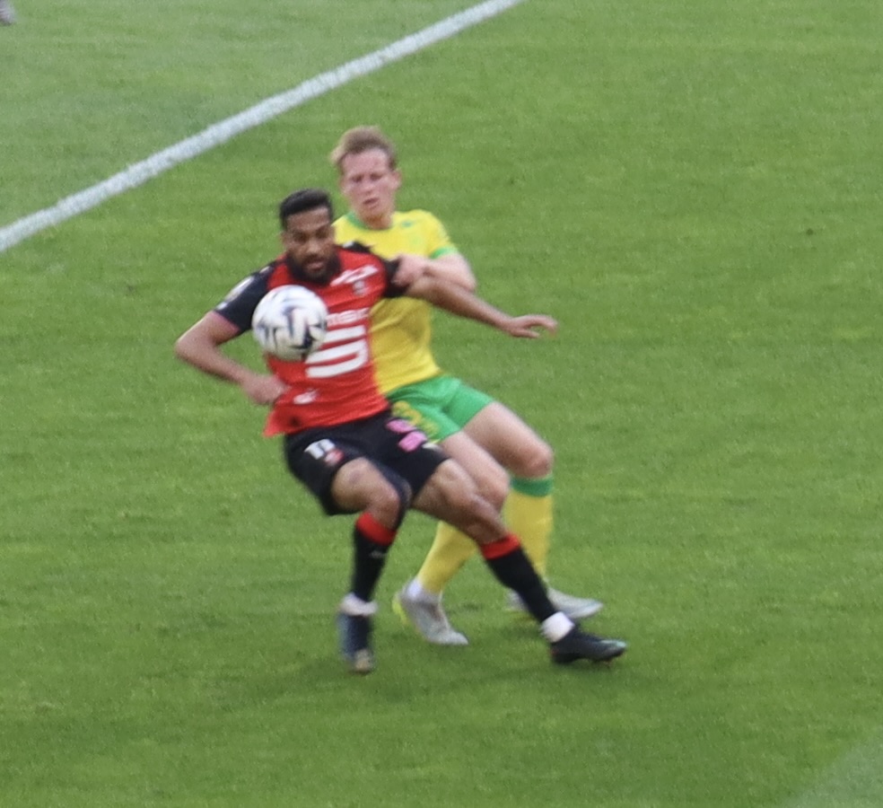 RAutrement's tweet image. Rennes arrache le derby au bout du suspense 🔥
Valentin Rongier, l’ex-Nantais, offre la victoire dans les arrêts de jeu face au FCN (2-1). #SRFC #Rennes #FCNantes #Derby #Ligue1 #RoazhonPark A lire : rennes-infos-autrement.fr/et-lex-canari-…