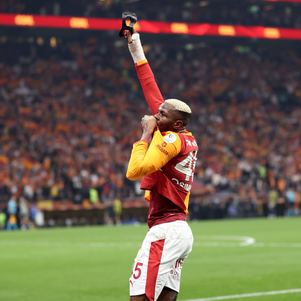 Victor Osimhen: "Çok kez söyledim ama söylemekten sıkılmayacağım. Bu kulüp yönetimiyle, taraftarıyla, etrafındaki her bağı ve bağlamıyla saygıma ve sevgime sahip bir kulüp. Fırsatım olduğu sürece bu armayı korumak istiyorum."