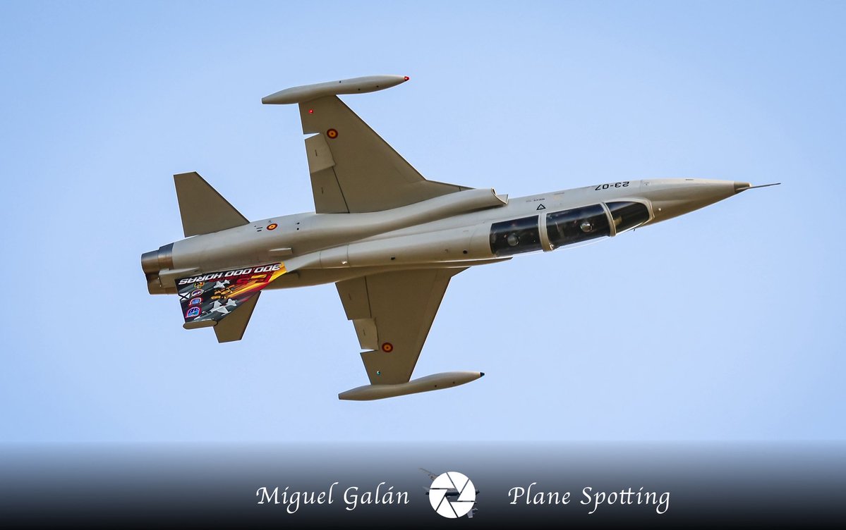 OzpSvlSpott's tweet image. 50 años no son nada… Northrop-CASA SF-5M Ala 23 del Ejercito del Aire y del Espacio Español 🇪🇸 23-25 (AE9.05), librea especial 300.000 horas del F-5 en España realizando un vuelo invertido, Base Aérea de Talavera (Badajoz). LEBZ 24-4-2026 #avgeek #planespotting @EjercitoAire
