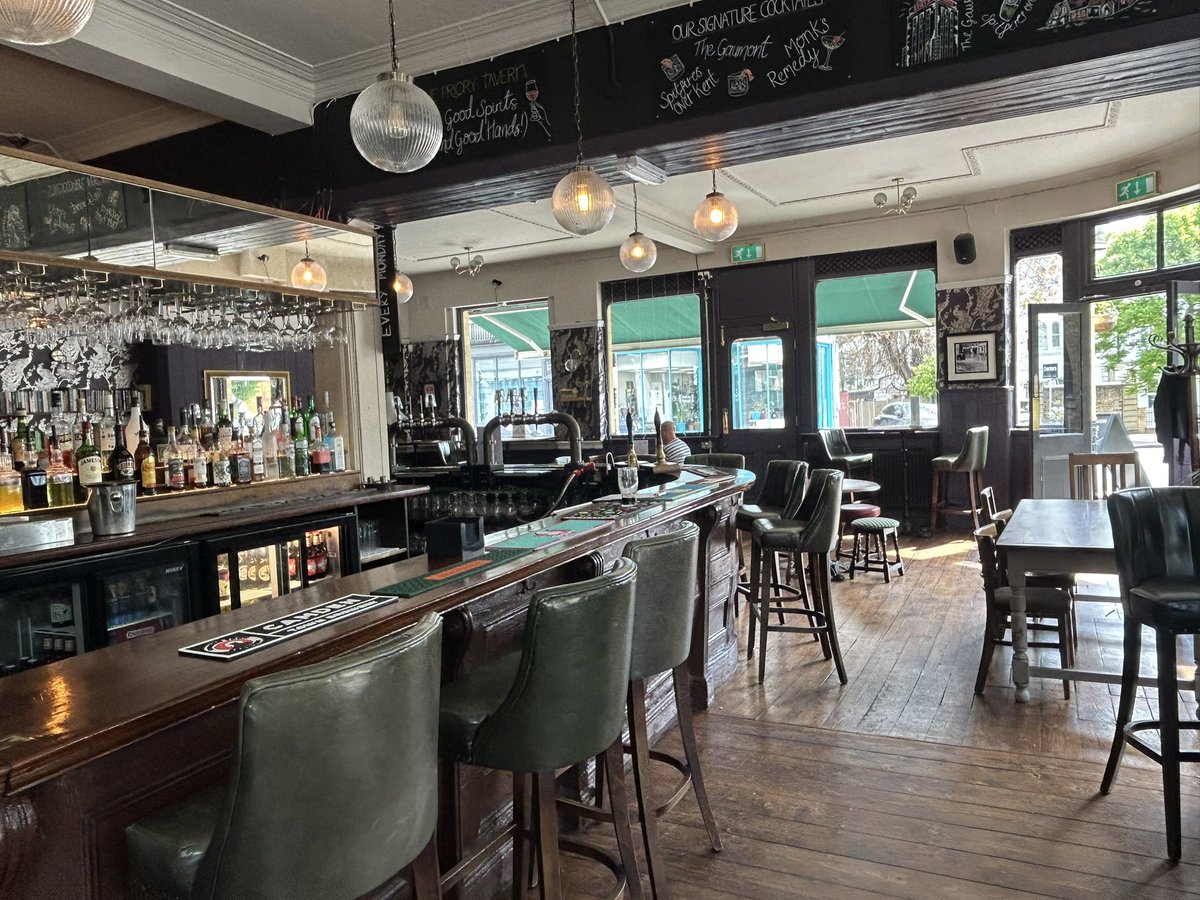 PubsSaving's tweet image. Top Sunday roast at The Priory Tavern #pub #kilburn The beef &amp;amp; chicken were both excellent, meat is sourced from family run Barrett’s butcher’s #nw3 Vegetables &amp;amp; roast potatoes were delicious. Rich gravy. Roast beef served with homemade horseradish crème fraiche. #sundayroast