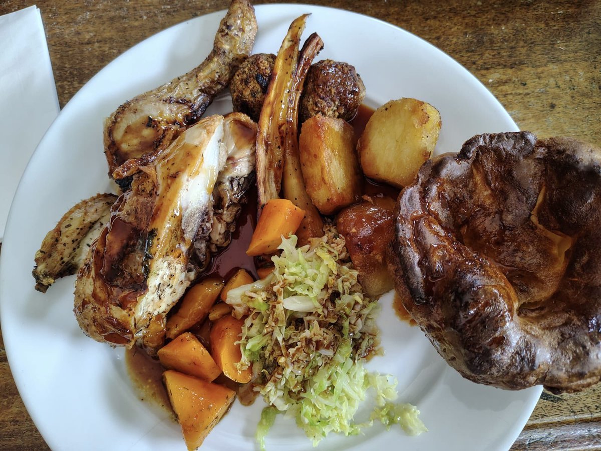 PubsSaving's tweet image. Top Sunday roast at The Priory Tavern #pub #kilburn The beef &amp;amp; chicken were both excellent, meat is sourced from family run Barrett’s butcher’s #nw3 Vegetables &amp;amp; roast potatoes were delicious. Rich gravy. Roast beef served with homemade horseradish crème fraiche. #sundayroast