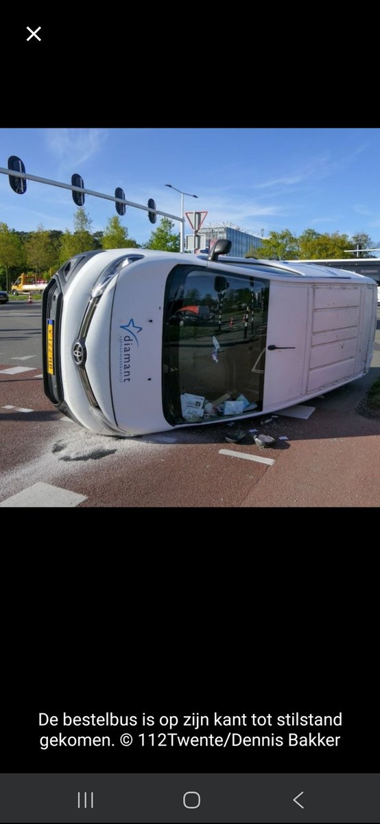 corrineonstein's tweet photo. Wanneer komt er eens een verbod op het plaatsen van auto's die betrokken zijn bij ongelukken en waar namen en kentekens zichtbaar zijn? Deze foto staat op @tubantia https://t.co/Mbv8gVMKn3
