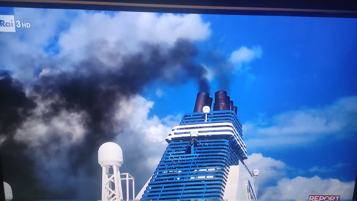 unoenessunoe's tweet image. Voi vivete in una fabbrica..
Se vivessimo in una fabbrica, questa sarebbe già chiusa.
Chi vive vicino ai #porti italiani soffre delle malattie causate dalle emissioni delle navi e dei traghetti. Si respira veleni tutti i giorni, tutto il giorno #report