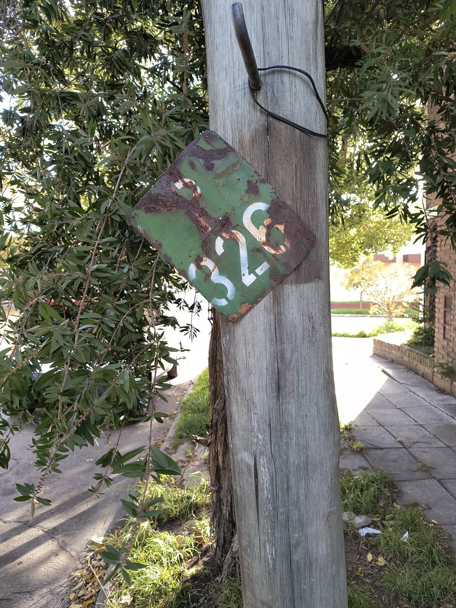 Cartel indicador de parada de la línea 326. Época de la Compañía Vecinal independiente, la verde.