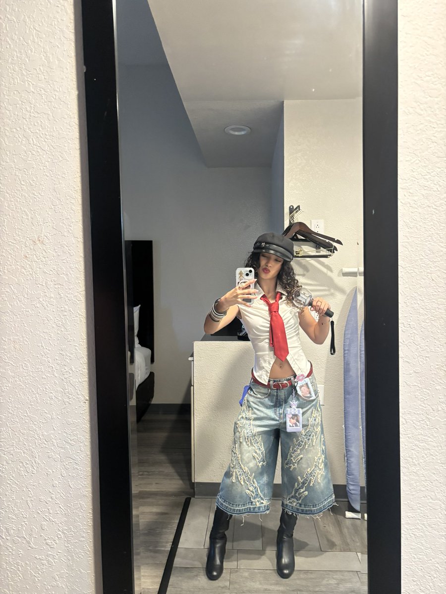 lola⁷ ★ 🪭 just saw bts !! tweet media