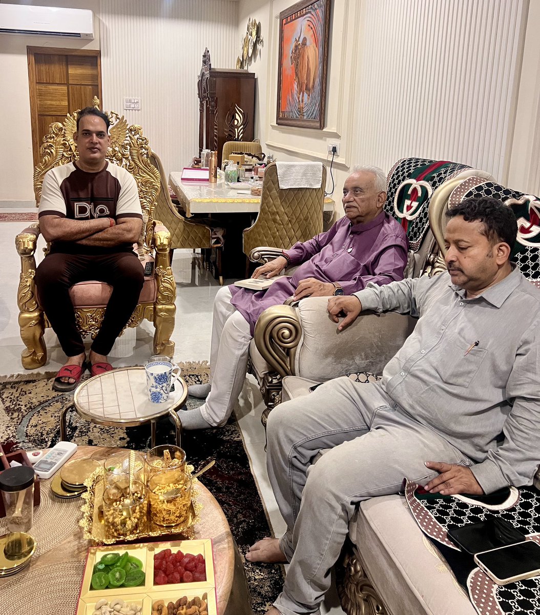पूर्व कृषि मंत्री परम सम्मानीय श्री चंद्रशेखर साहू जी एव मेरे परम मित्र प्रवक्ता साथी राजीव चक्रवर्ती जी का आज निवास आगमन हुआ इस दौरान बंगाल चुनाव एव संगठन को लेकर सार्थक चर्चा हुई! <a href="/CSsahu_CG/">Chandrashekhar Sahu</a> <a href="/RajivChakravar6/">Rajiv Chakravarty</a>