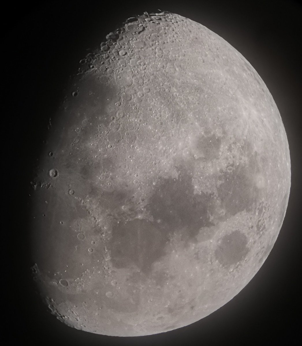 Khaled_skf's tweet photo. الآن #القمر #Moon في طور الثلث الأول #First_Third من شهر #ذو_القعدة ليلة #الإثنين ١٠ ذو القعدة ١٤٤٧ هجري الموافق ٢٧ #إبريل ٢٠٢٦م https://t.co/JiMC5MOBZp