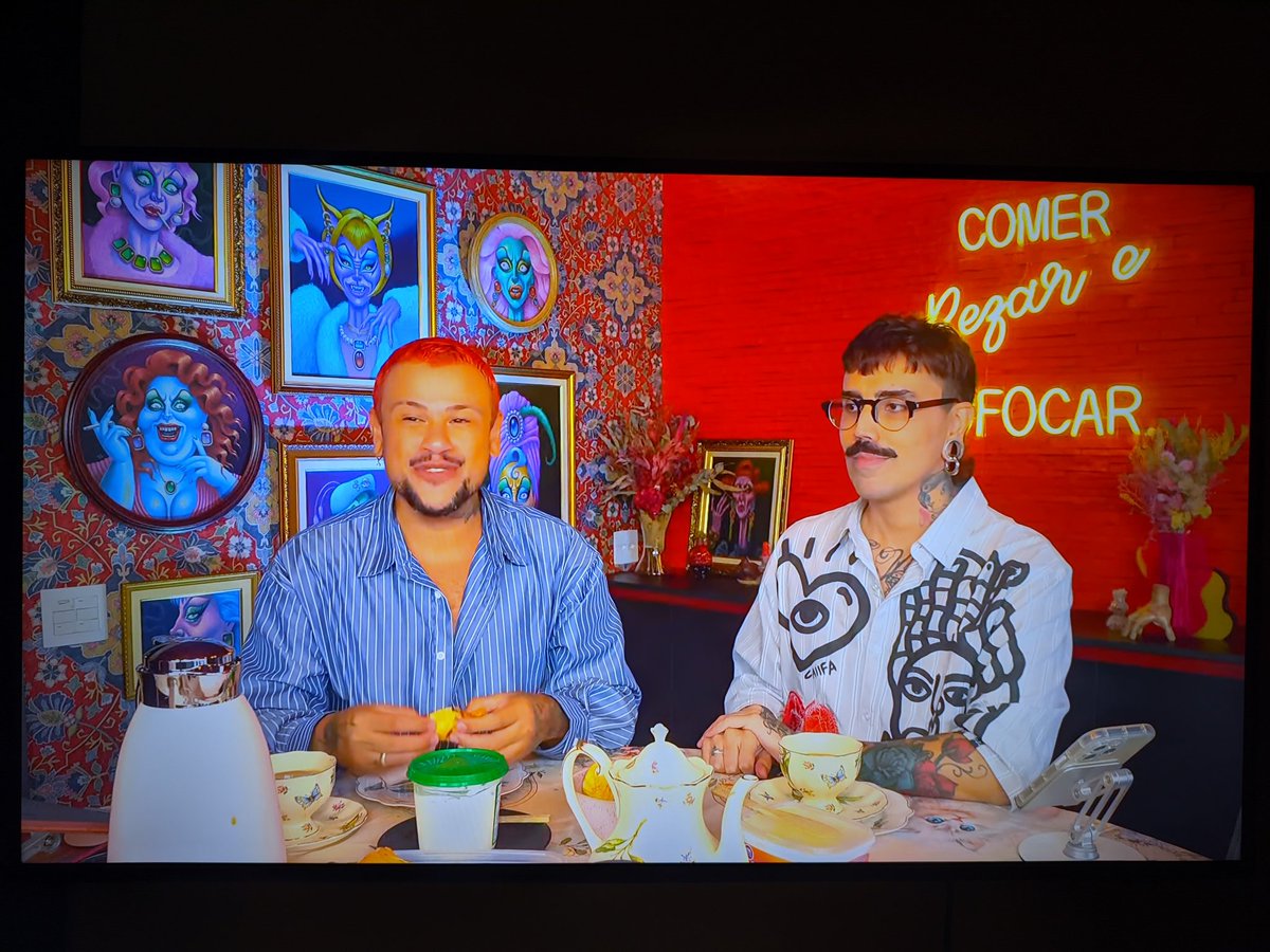 Espero que tenham feito a cura da garrafa nova, meninos!!!! Plmdds #cafecomdiva <a href="/DivaDepressao/">Diva Depressão</a>
