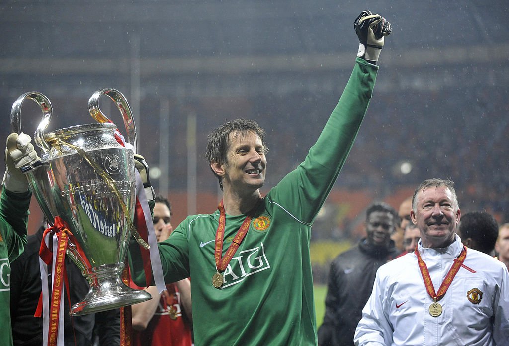 OGabsSF's tweet photo. Hoje, 26 de abril, é o Dia do Goleiro.
E eu listo aqui os quatro maiores e melhores goleiros que eu vi jogar:

1 - Manuel Neuer
2 - Gianluigi Buffon
3 - Rogério Ceni
4 - Edwin van der Sar

Menções honrosas: Petr Čech, Thibaut Courtois e Dida. https://t.co/kfGU8YrViw