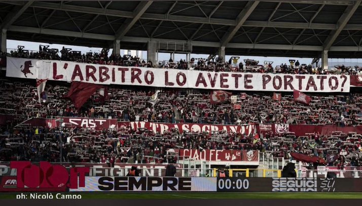 سخر مشجعو تورينو من إنتر:

"هل أحضرتم الحكم؟"