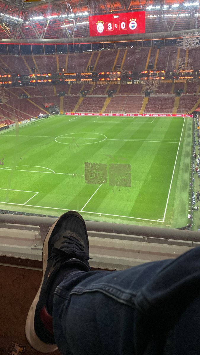 _muratvural's tweet photo. @hozer200 @OOzgunD Ben imza verdim , hiç pişman değilim başarısız insanlar Fenerbahçe mizi yönetmeyi hak etmiyor. Bak bu saat oldu hala tribündeyim. https://t.co/g1OFJn27RZ