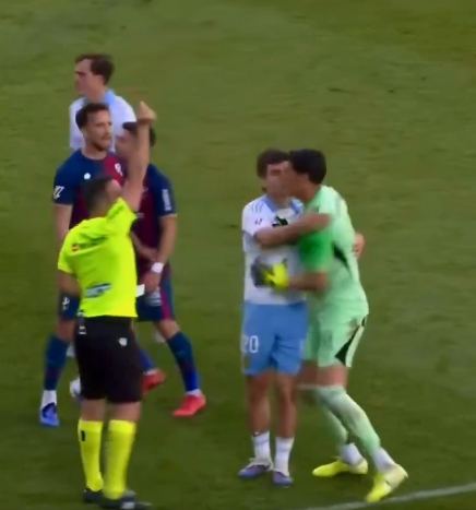 lnstantFoot's tweet image. 🚨 𝗦𝗖𝗘̀𝗡𝗘 𝗧𝗢𝗧𝗔𝗟𝗘𝗠𝗘𝗡𝗧 𝗟𝗨𝗡𝗔𝗜𝗥𝗘 𝗘𝗡 𝗘𝗦𝗣𝗔𝗚𝗡𝗘 ! 🇪🇸 🥊

Esteban Andrada, le gardien de Saragosse, 𝗔 𝗖𝗢𝗠𝗣𝗟𝗘̀𝗧𝗘𝗠𝗘𝗡𝗧 𝗖𝗥𝗔𝗤𝗨𝗘́ 𝗙𝗔𝗖𝗘 𝗔̀ 𝗛𝗨𝗘𝗦𝗖𝗔 ! 😱

🟥 Quelques secondes après son expulsion, il a violemment frappé un adversaire au