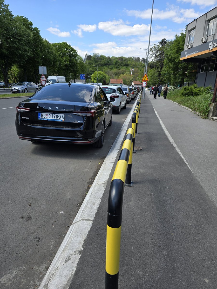 U ul. Pariske komune postavljena je ograda da spreči parkiranje na trotoaru i problem je rešen. Sada se parkira direktno na ulici!