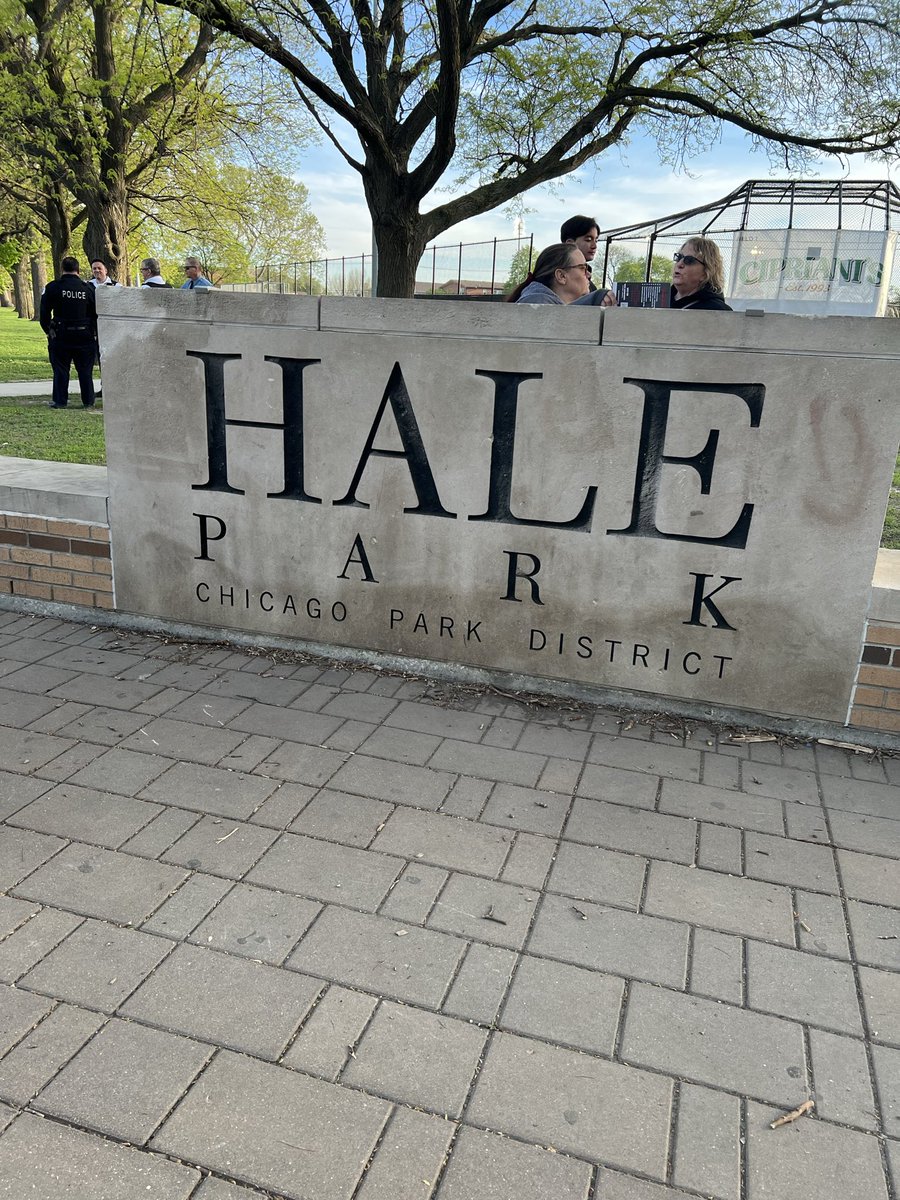 WinWithConforti's tweet photo. This is happening way too often!!

Yesterday I had the honor of attending a prayer vigil ar Hale Park in Garfield Ridge on behalf of the two police officers shot yesterday morning. 

Rest in Peace Officer Bartholomew, just 38 years old. ✝️

Let us pray for Officer Crespo, 57 years old, just months from retirement. May God be with you during this difficult time. 🙏

God Bless our law enforcement officers. You deserve more from your government, local and federal, to protect you and our community!🇺🇸🇺🇸🇺🇸