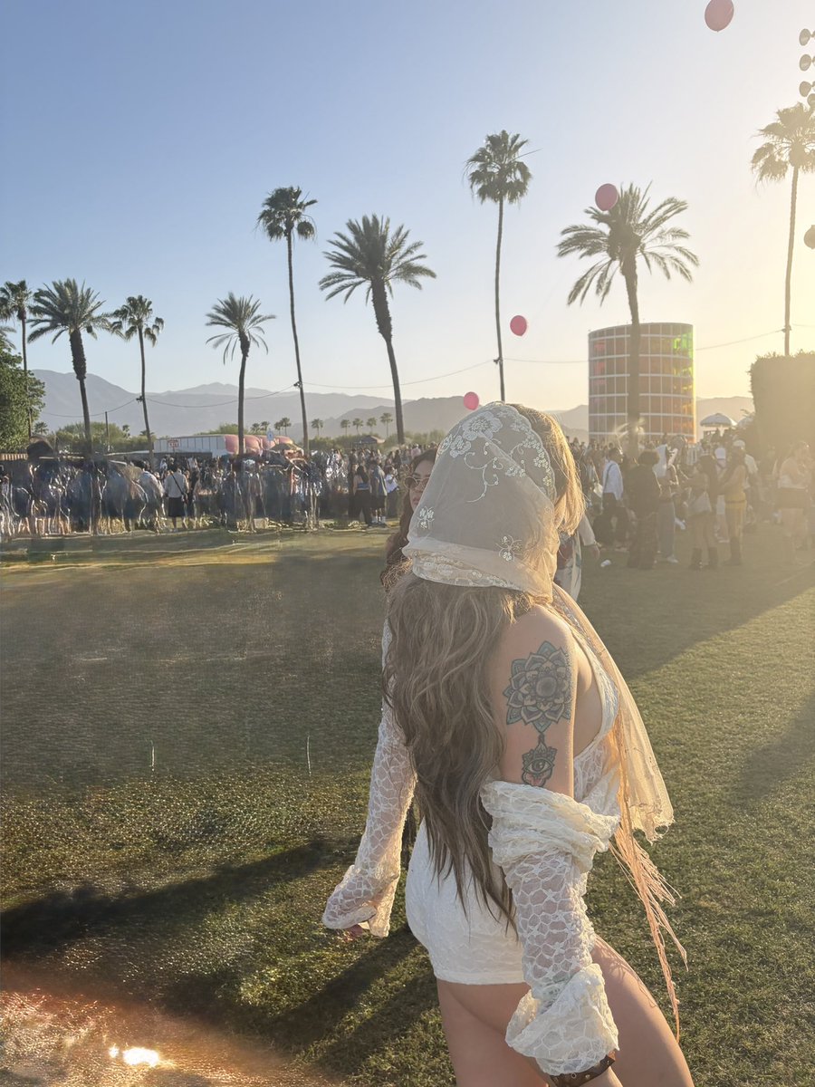 lovelylabree's tweet photo. Missing Chella a little extra today 💖🎡☀️💋 https://t.co/fTjkvrkmiU