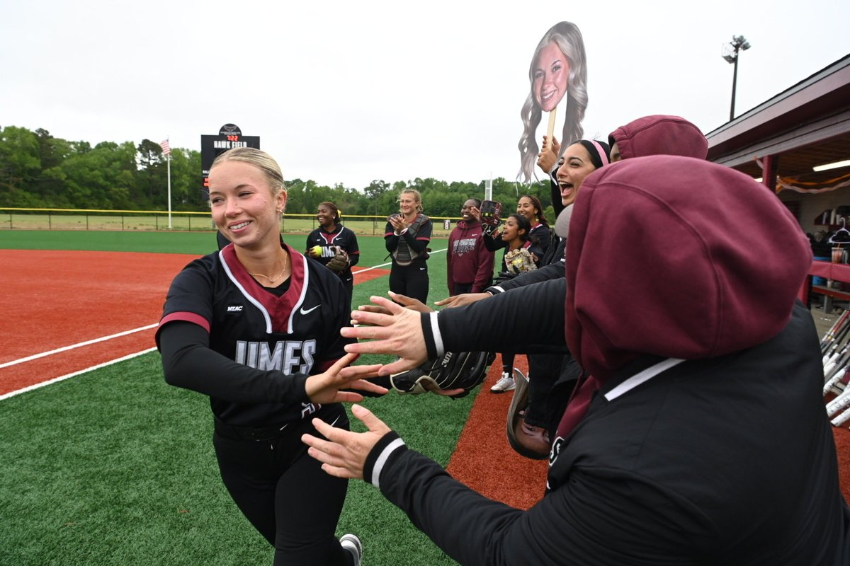 UMESHawksSB's tweet photo. 🥎 𝗦𝗘𝗡𝗜𝗢𝗥 𝗗𝗔𝗬 🥎

Celebrating our seniors!

Thank you, Tia, Emily and Paige!

#HawkPride | #SoarAboveandBeyond | #HBCUMade https://t.co/y6PKIjKuRb