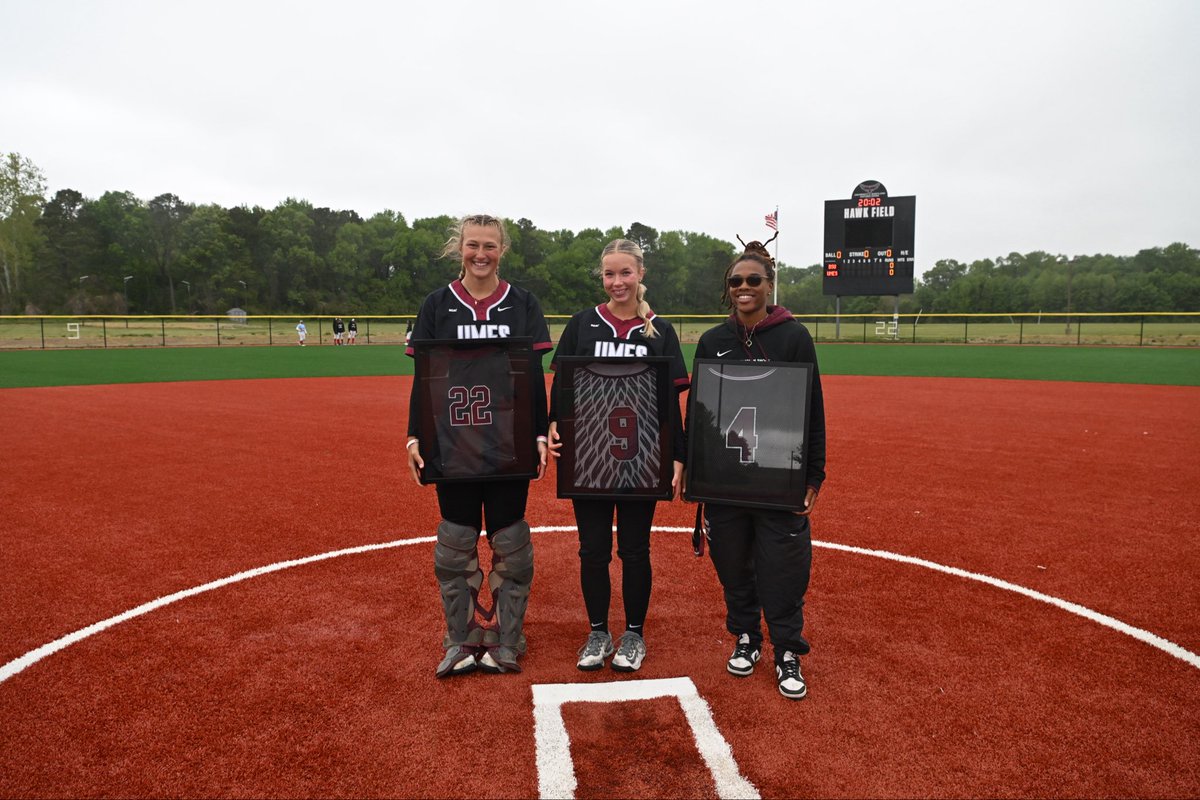 UMESHawksSB's tweet photo. 🥎 𝗦𝗘𝗡𝗜𝗢𝗥 𝗗𝗔𝗬 🥎

Celebrating our seniors!

Thank you, Tia, Emily and Paige!

#HawkPride | #SoarAboveandBeyond | #HBCUMade https://t.co/y6PKIjKuRb