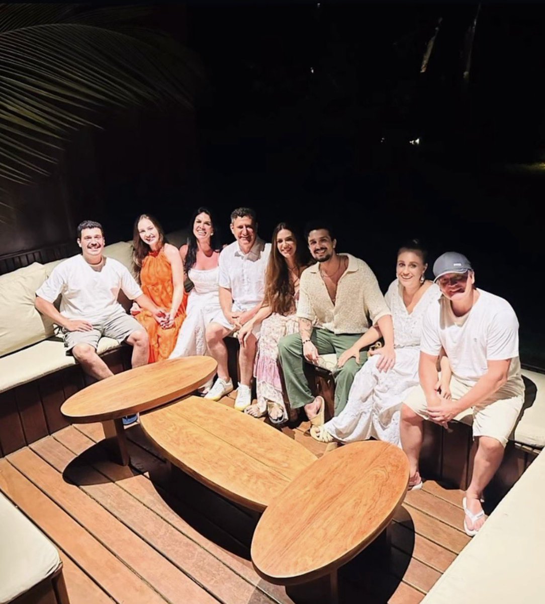 A família da jade nunca vão estar juntos com a família do Luan 

Eles no ano novo e no show de São Paulo no registro histórico 😂😂😂😂