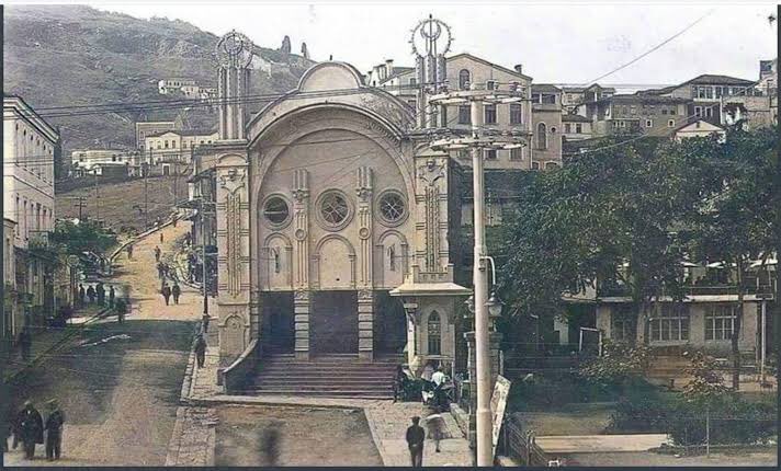 ResimliHafiza's tweet photo. Menderes dönemi yıkımlarından nasibini almış tek şehir İstanbul değildir. Trabzon gibi Anadolu şehirleri de yıkımlardan nasibini aldı. Trabzon Opera Binası yol genişletme çalışmaları gerekçe gösterilerek 1958 yılında yıkılmış ancak yol yapılmamıştır. https://t.co/UXDOH1hJst