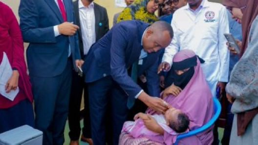 hsudi39's tweet image. Dowladda #SouthKorea ayaa $2.7 milyan ku taageeraysa Wasaaradda Caafimaadka iyo #UNICEF si loo ballaariyo tallaalka carruurta ee badbaadinta nolosha. Barnaamijku wuxuu xoojinayaa gaarsiinta, keydinta tallaalka iyo wacyigelinta bulshada si loo gaaro meelaha fog. #Somalia