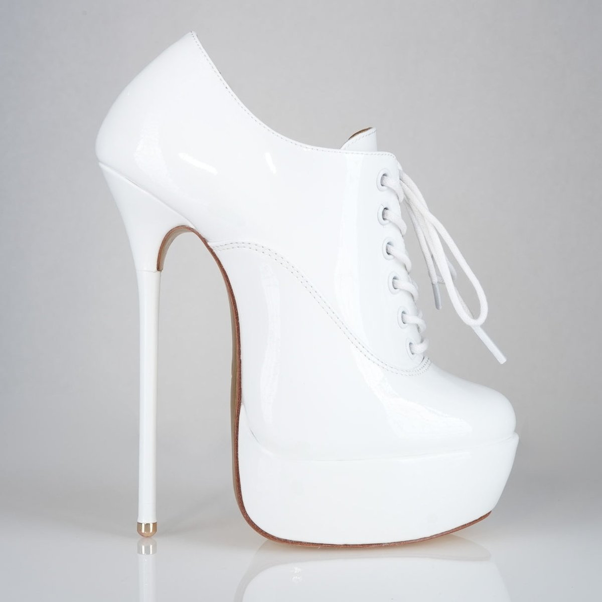 luxemybody's tweet image. Step into sophistication with the Empress White Patent Oxfords, where unmatched elegance meets modern allure, effortlessly elevating any ensemble with a touch of glamour and poise. #fashion #hosiery