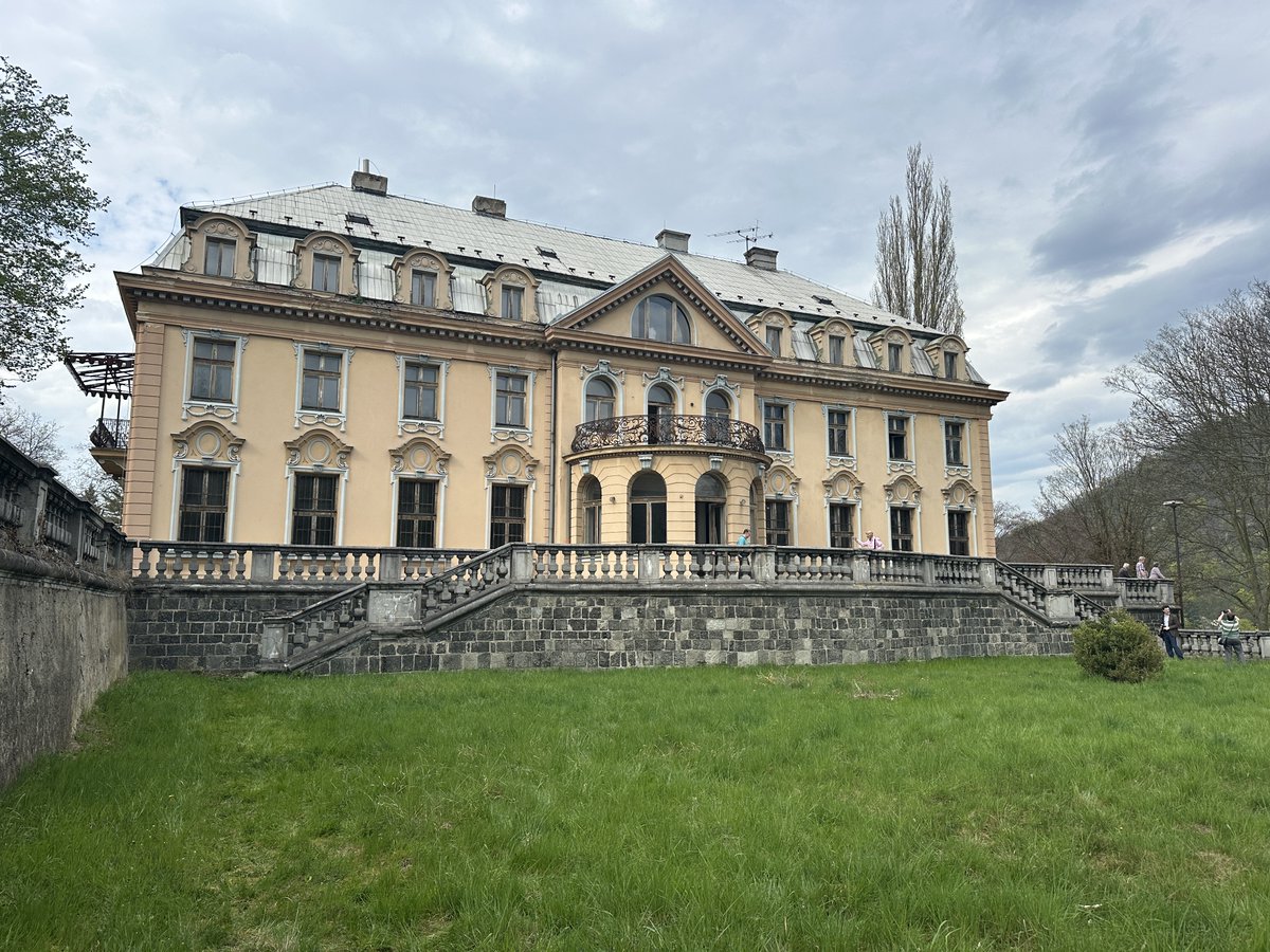 Minulý víkend se konala v Ústí pozoruhodná akce. Byla zpřístupněna Schichtova vila ve Vaňově a to jsem si nemohl nechat ujít, protože miluju akce, které jsou spjaty s echt sudetskými fabrikanty jako byli Schichtovi na Ústecku nebo Liebigovi na Liberecku.

Johann Schicht založil