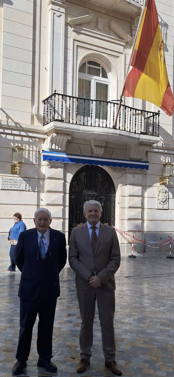 Frente a un lugar emblemático de Cartagena,  CAPITANÍA, junto a otra persona no menos " emblemática" de la Ciudad, José Luis Belda Guardiola, magnífico empresario de la trimilenaria.