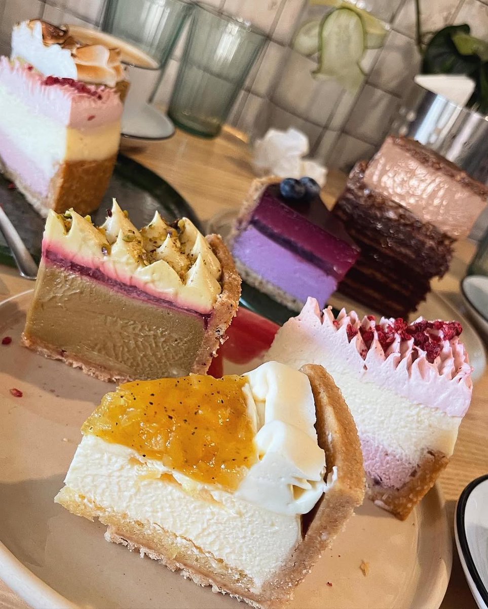 yulia_irl's tweet image. Living intentionally. It’s all about creating a life you love while making the world a little brighter. 🕊️💛#manifestation #selflove #inspire #aesthetic