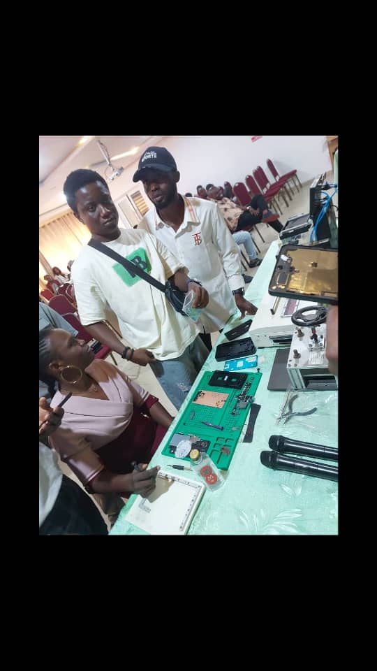 ayanfetiana's tweet photo. I love what I do....
Disassembly of the Galaxy S26 series
#Samsung
#Samsungrepairs #BreakingNews https://t.co/QB0YD3ruA4