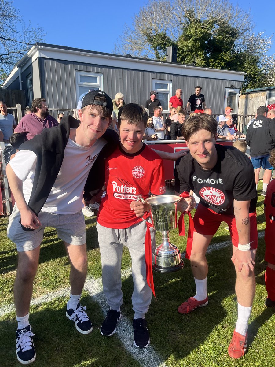 LukeRedfern5's tweet photo. CHAMPIONS! 

An unbelievable season for the club and what a group of lads to do it with. A year that was up and down for myself due to injury topped off with a trophy made it all worth it! 🙌 

Bring on next season already babyyyyy ❤️

UTN https://t.co/b76mWe2ZqN