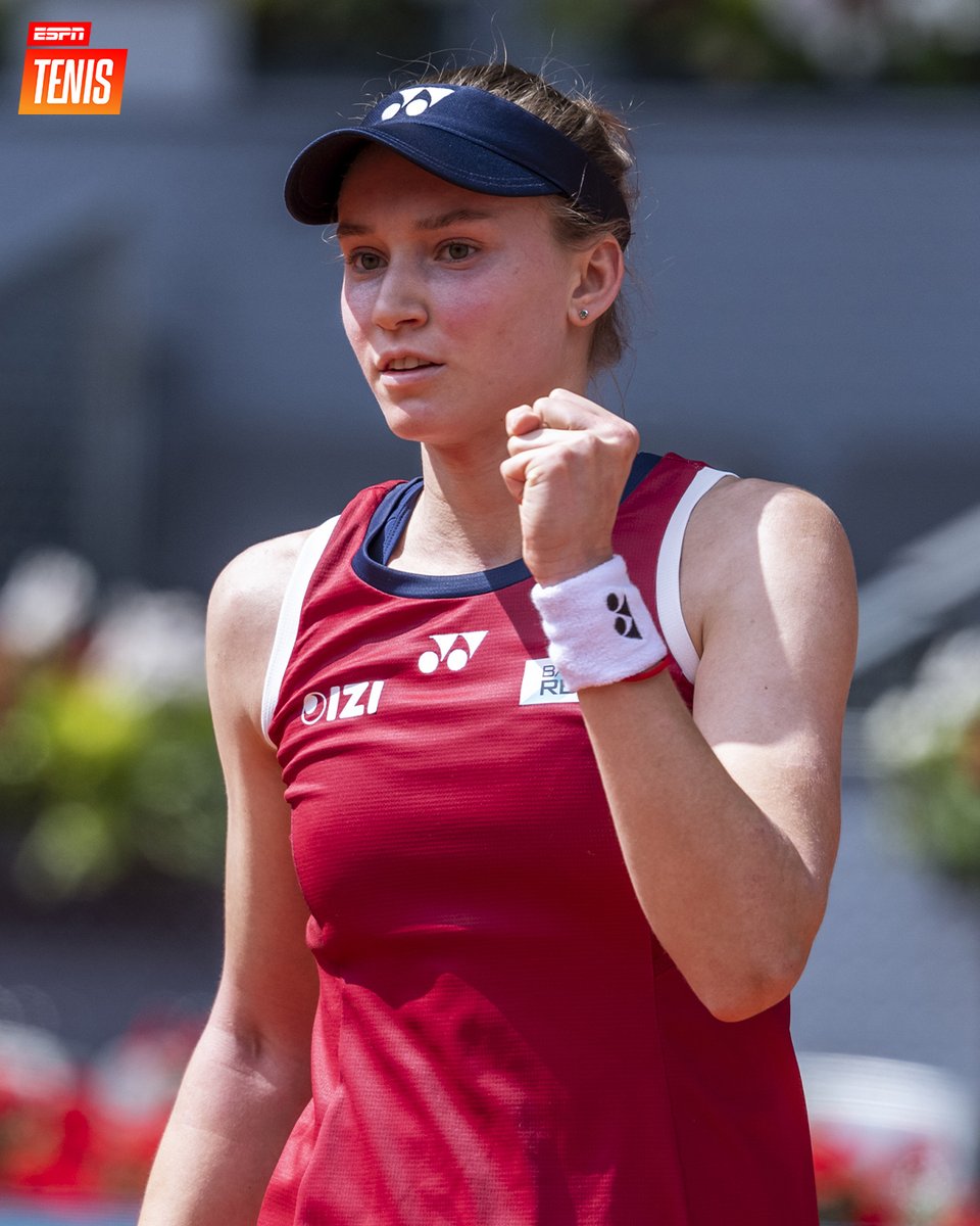 ESPNtenis's tweet image. LUCHÓ Y REMONTÓ. 👊

En un duro partido de más de dos horas, 🇰🇿 Rybakina lo dio vuelta y derrotó a 🇨🇳 Zheng por 4-6, 6-4 y 6-3 para sacar pasaje a los octavos de #Madrid.

🔜 Espera por la ganadora de Ostapenko o Potapova.