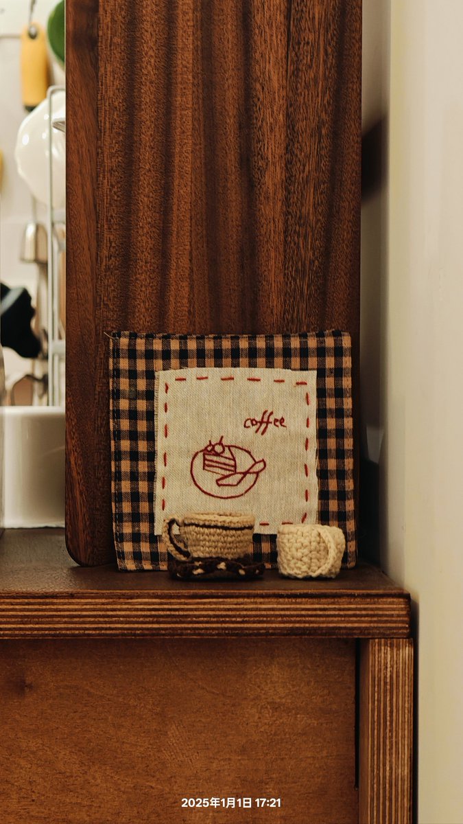 N2trouble26's tweet image. " Today’s not just a day—it’s a pause to savor the little magic: confetti in the air, laughter with loved ones, and moments that feel like a warm hug. Happy [节日名称，如：Spring Festival/Christmas]! "