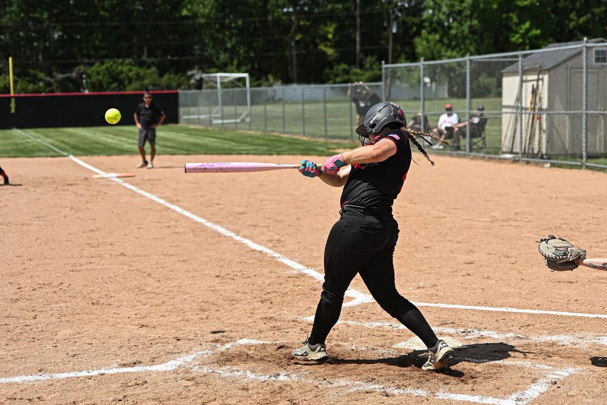 ASingleton_8's tweet photo. Just living 🥎😎 @Coach2K_OSU @Coach_mcGuem @OhStingrays2029 @ExtraInningSB https://t.co/daVcF9gSRB
