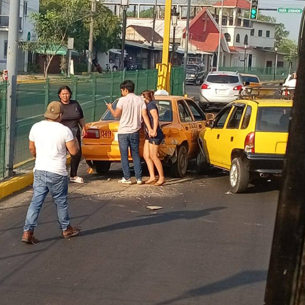 ELPINERO's tweet image. #FOTOREPORTE 📸 |  Se registró un choque entre un taxi y un vehículo particular sobre el boulevard Plan de Tuxtepec, recientemente renovado, generando movilización en la zona.

➡️ Autoridades acudieron al lugar para atender el incidente y controlar la circulación, reportándose