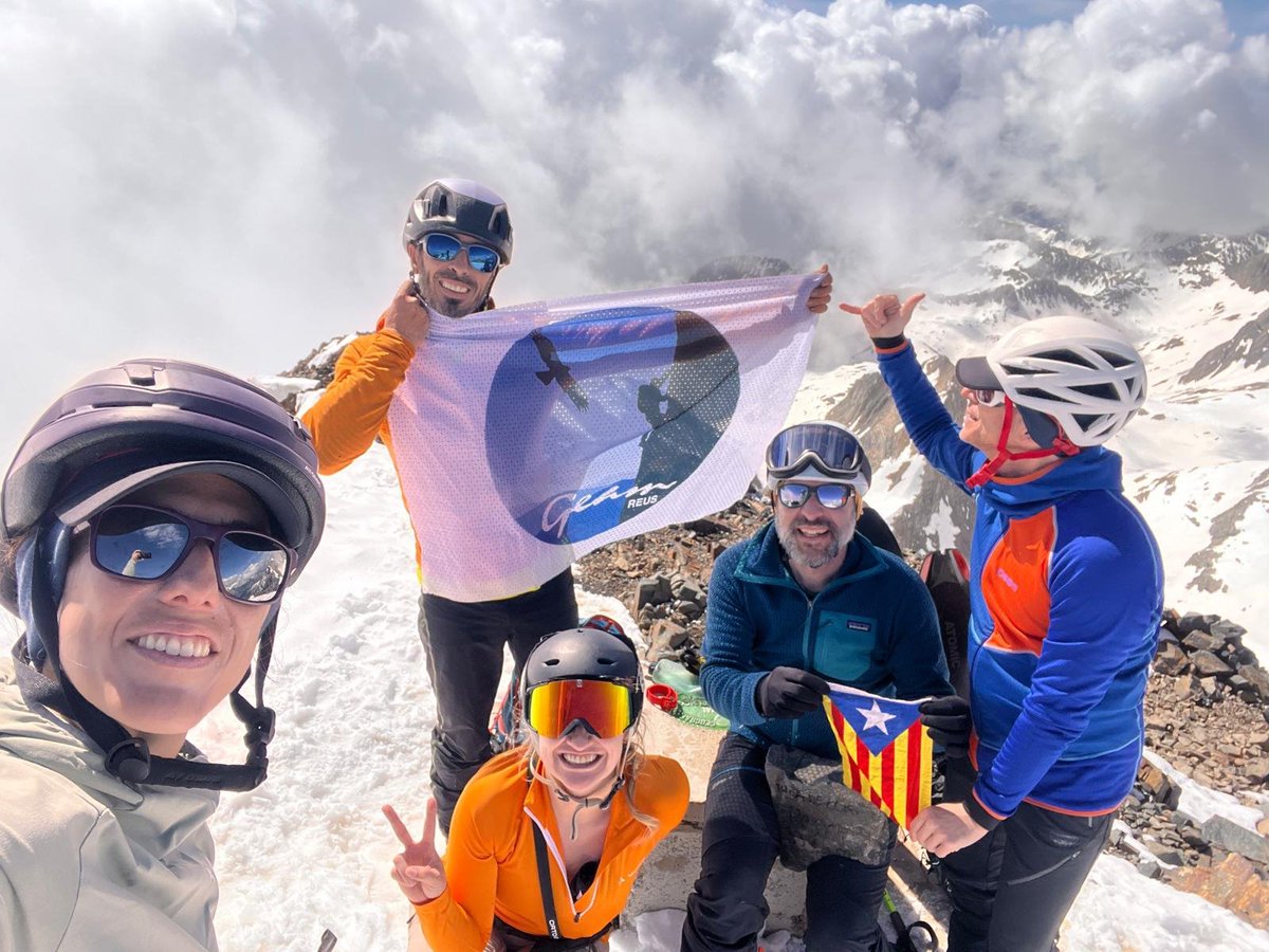 geamreus's tweet photo. Sortida d'esquí de muntanya a la segona cita del Pirineu. El Posets de 3.375m. 💪🏼⛷️
#skimo #posets #geamdereus https://t.co/xoivEce1UV