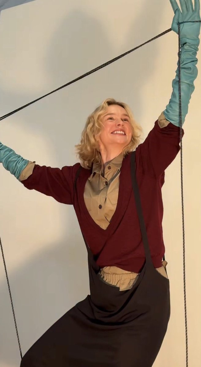 i wanna live on her dimples☹️