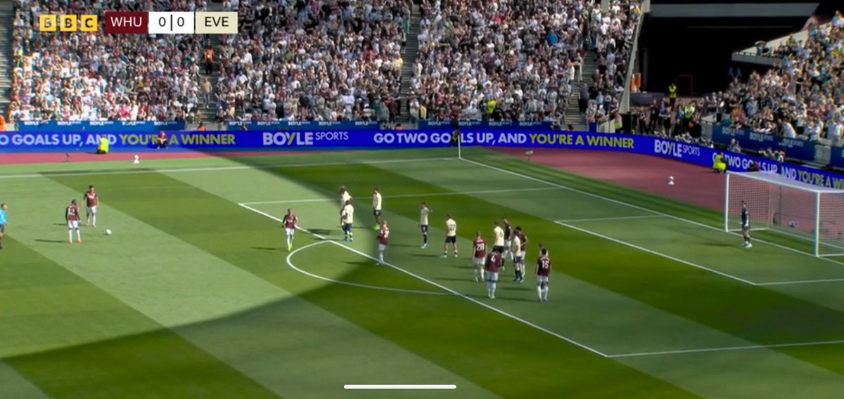 reckon_ball's tweet photo. @FootballCliches @CDEccleshare @D_C_W Aware this is not very audio friendly, but couldn't help instinctively thinking 'that wall is a yard or two too close' when I saw this on Saturday. https://t.co/JmZpnU5Pw0