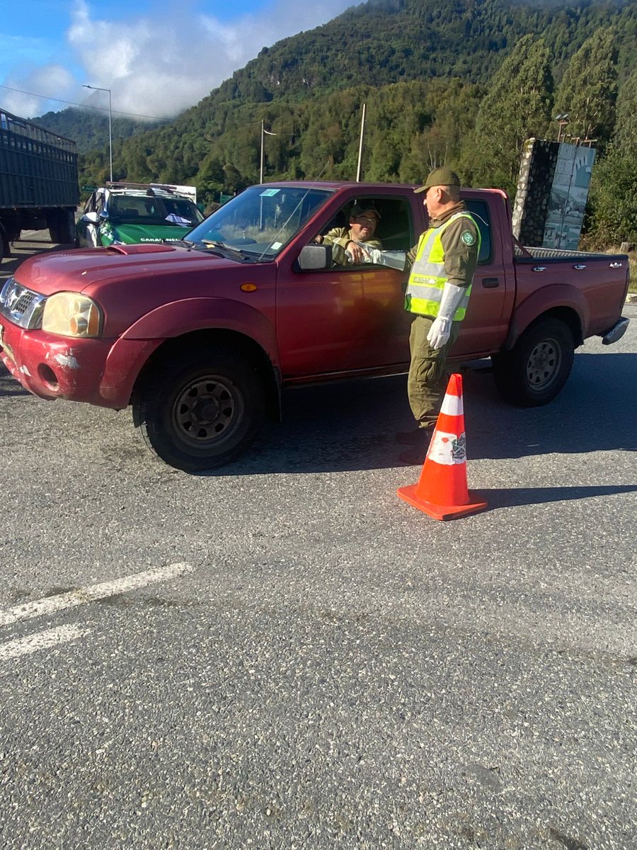 Carab_Aysen's tweet photo. En la entrada norte a la región de #Aysén, Carabineros de la Tcia. #LaJunta realiza control vehicular, verificando documentación e instando a conducir con responsabilidad especialmente bajo condiciones climáticas adversas. https://t.co/QlBbbqQJoe