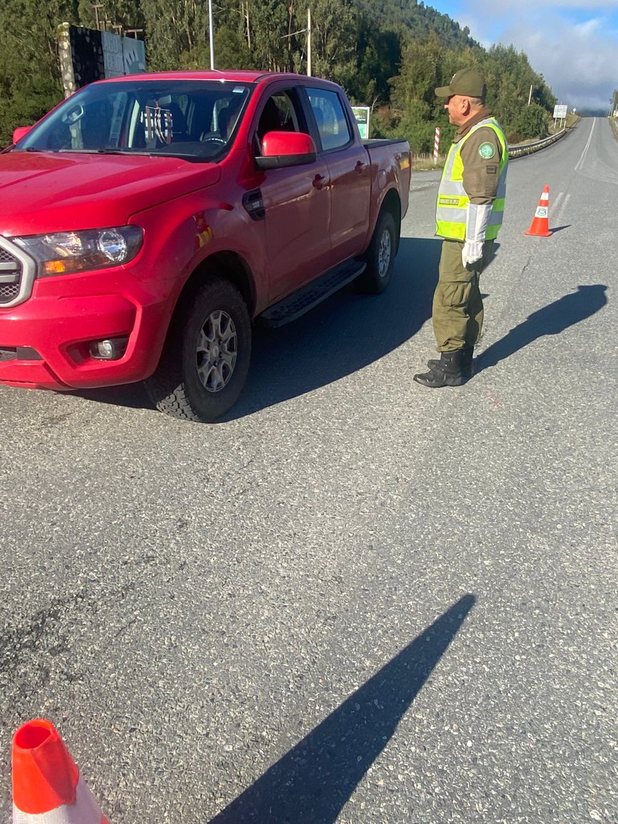 Carab_Aysen's tweet photo. En la entrada norte a la región de #Aysén, Carabineros de la Tcia. #LaJunta realiza control vehicular, verificando documentación e instando a conducir con responsabilidad especialmente bajo condiciones climáticas adversas. https://t.co/QlBbbqQJoe