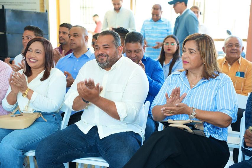 Mara_Paz2's tweet photo. Santiago y Mao reciben con entusiasmo a Danilo Medina en juramentaciones del PLD. #ValverdeMaoYSantiagoEsPLD https://t.co/8Y9H92YQLT