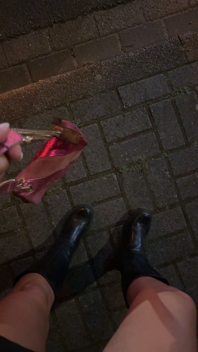 Lynnluxefeet's tweet photo. Klaar voor koningsnacht: mijn benen, deze laarzen en jouw geld voor mijn champagne. 🥂
#Findom #LuxeLifestyle #HighClassFindom https://t.co/8KvwrZkseu