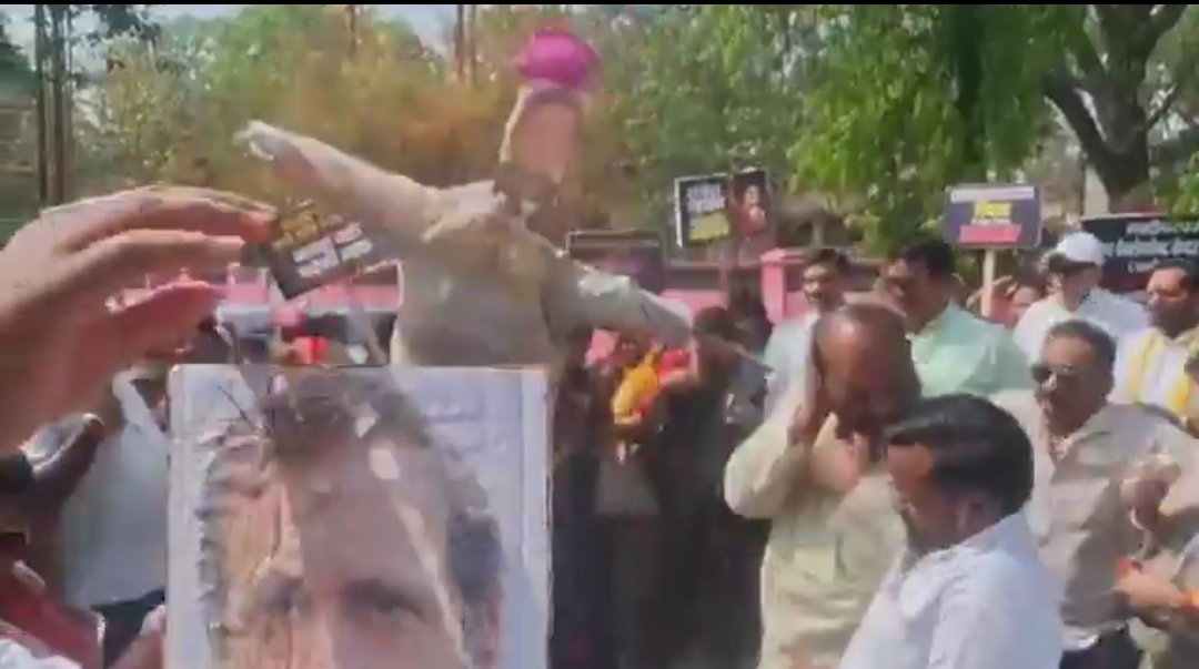 . अखिलेश यादव की कटआउट में आग लगाने वाली महिला झुलस गई। <a href="/yadavakhilesh/">Akhilesh Yadav</a> ने महिला पर दया दिखाते हुए उनकी इलाज कराने की अपील की।

अगर <a href="/myogiadityanath/">Yogi Adityanath</a>  की प्रतिमा को किसी ने आग लगाई होती तो आज योगी क्या बोल रहे होते?  जरा कल्पना कीजिये।