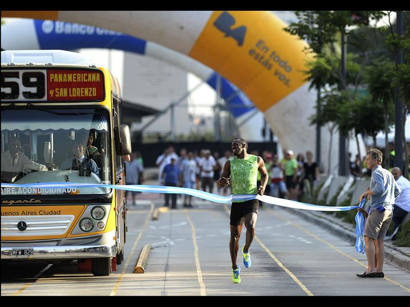 Virgin Colapinto andando a 60km/h
Chad Mauricio organizando una picada entre Usain Bolt y un colectivo