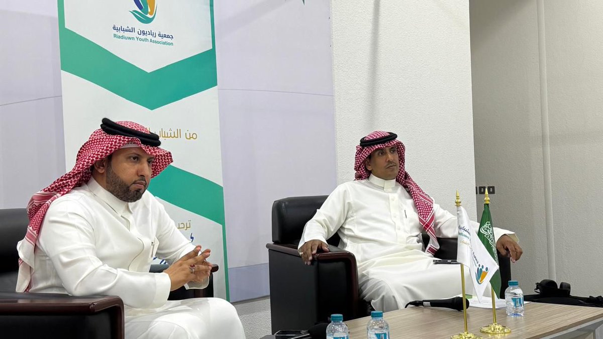 KACCCsa's tweet photo. أقام المركز ، بالتعاون مع جمعية رياديون الشبابية بمحافظة تربة، لقاءً بعنوان: «مهارات التواصل الحضاري الفعّال للشباب»، على مسرح مركز التنمية الاجتماعية بالمحافظة. https://t.co/nmKNT9TBgM
